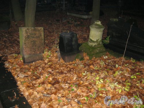 Остатки надгробных памятников на Волковском (Лютеранском) кладбище. Фото 11 ноября 2014 г.