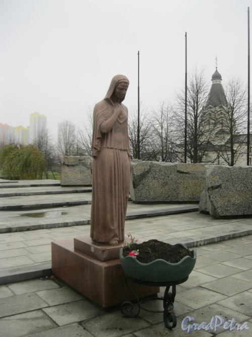 Памятник воинам-интернационалистам, погибшим в Афганистане. Гранитная статуя скорбящей матери. Фото 3 ноября 2014 г.