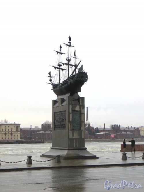 Памятник первому русскому 54-пушечному парусному линейному кораблю 4 ранга «Полтава». Общий вид. Фото 9 марта 2015 года.