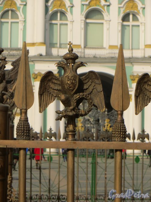 Александровская колонна. Орел на решетке ограды. Фото 18 марта 2015 года.