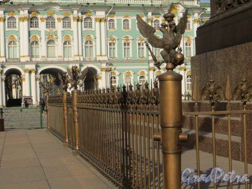 Ограда Александровской колонны с западной стороны. Фото 18 марта 2015 года.