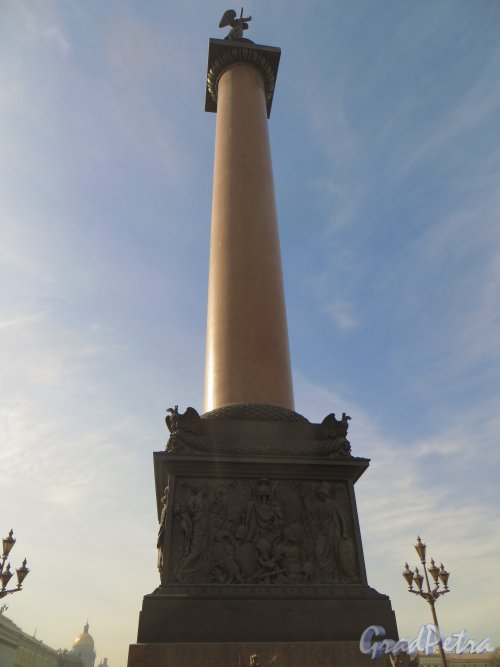 Вид на Александровскую колонну с восточной стороны. Фото 18 марта 2015 года.