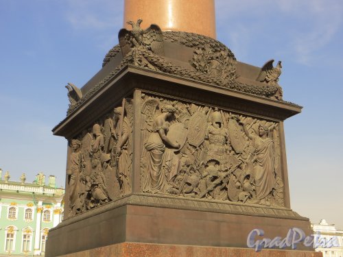 Вид на постамент Александровской колонны с юго-западной стороны. Фото 18 марта 2015 года.