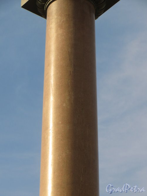 Фрагмент гранитной колонный «Александрийского столпа» с восточной стороны. Фото 18 марта 2015 года.