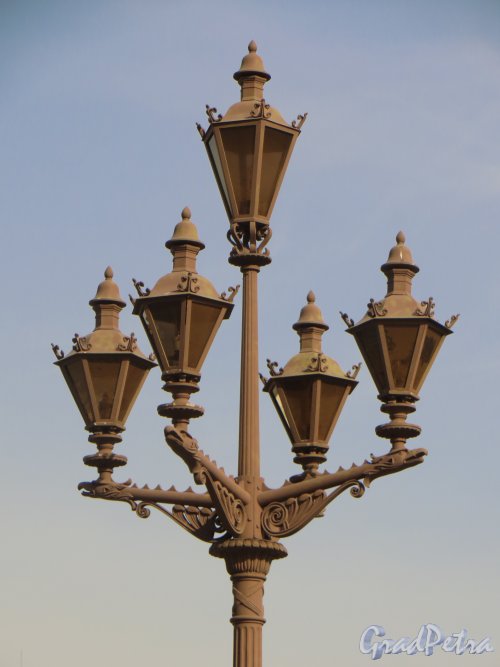 Александровская колонна. Фонарь. Фото 18 марта 2015 года.