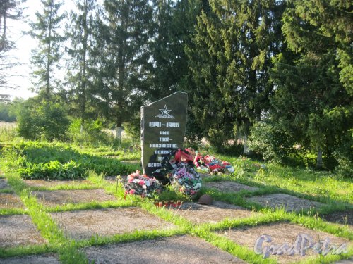 Лен. обл., Ломоносовский р-н. Памятник неизвестному солдату около мемориала «Январский гром». Фото 10 августа 2014 г.