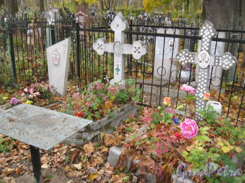 Пос. Стрельна, Стрельнинское кладбище. Одно из захоронений. Фото 16 октября 2014 г.