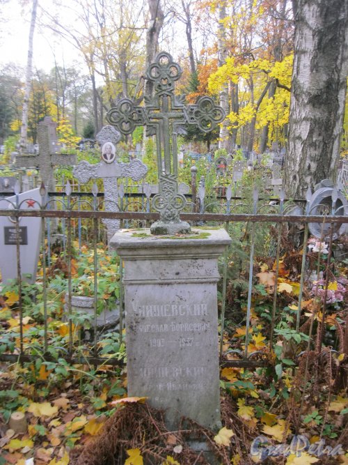 Пос. Стрельна, Стрельнинское кладбище. Захоронение В.Б. и Б.И. Унишевских. Фото 16 октября 2014 г.
