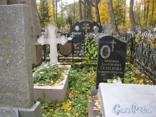 Пос. Стрельна, Стрельнинское кладбище. Захоронение З.П. Семёновой. Фото 16 октября 2014 г.