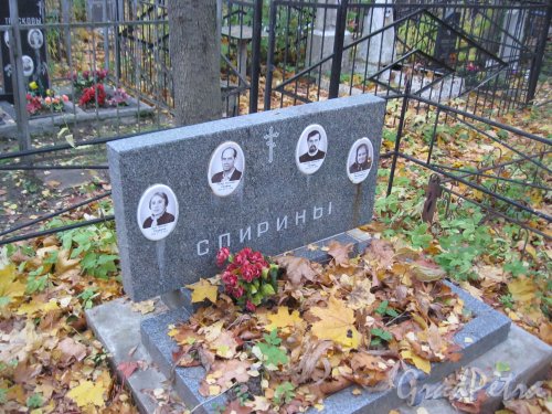 Г. Ломоносов, Мартышкинское кладбище. Одно из захоронений. Фото 16 октября 2014 г.