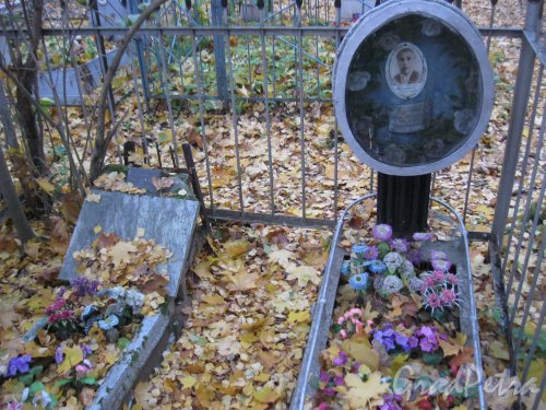 Г. Ломоносов, Мартышкинское кладбище. Одно из захоронений. Фото 16 октября 2014 г.