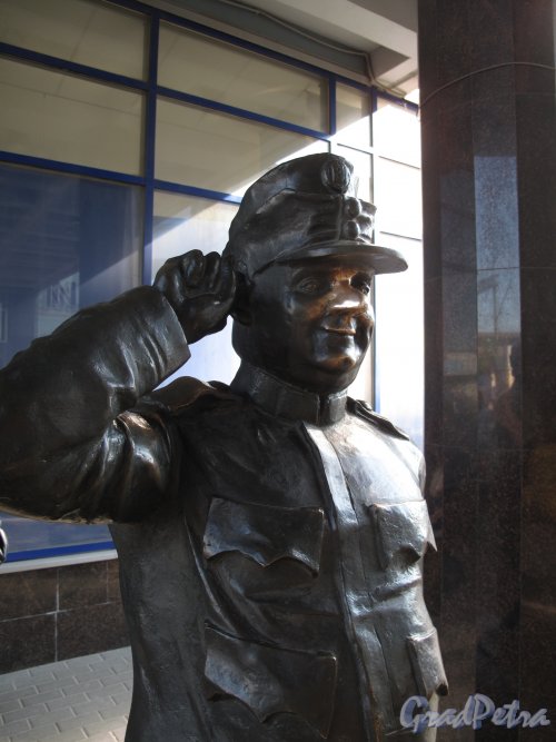 Памятник бравому солдату Швейку на Балканской пл. у павильона 5В ТЦ «Балканский». Верхняя часть фигуры по пояс. Фото май 2014 г.