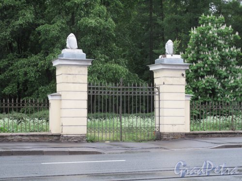 Волковское кладбище. Ограда кладбища со стороны Расстанного пер. Фото май 2014 г.