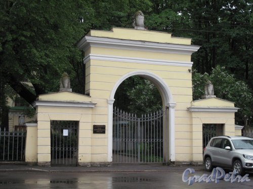Волковское кладбище. Главные ворота со стороны Расстанного проезда. Фото май 2014 г