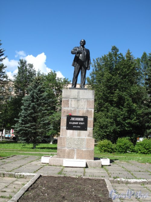 Памятник В.И. Ленину в Луге (Центральный сквер). Общий вид. Фото июнь 2014 г.