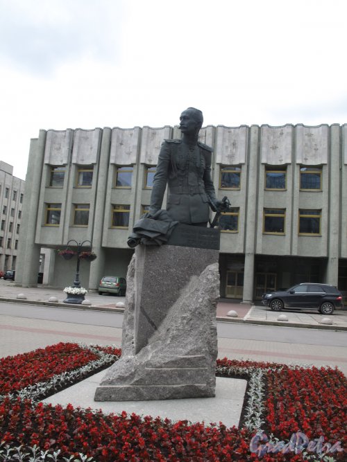 Памятник А.А. Брусилову на Шпалерной, 2007. Вид сбоку. фото 2014 г.