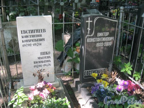 Красненькое кладбище. Одно из захоронений. Фото 6 августа 2015 г.