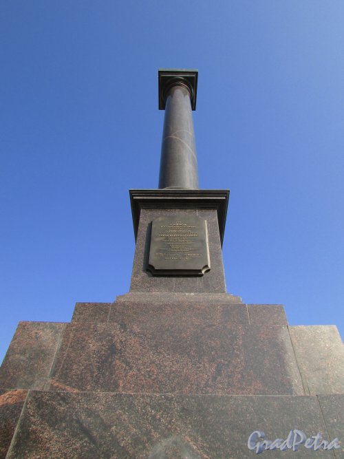 Стела Ломоносов-Город воинской славы. Гранитная колонна. Фото 18 сентября 2015 года.