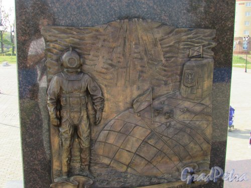 Стела «Ломоносов-Город воинской славы». Бронзовая доска. Фото 18 сентября 2015 года.