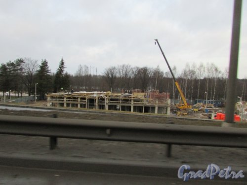 Строительство нового павильона диорамы «Прорыв». Вид с Ладожского моста. Фото 2 декабря 2015 года.