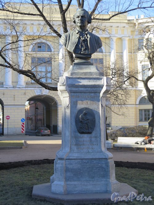Памятник М. В. Ломоносова на площади Ломоносова, 1892, ск. П.П. Забелло, арх. А.С. Лыткин. Фото март 2015 г.