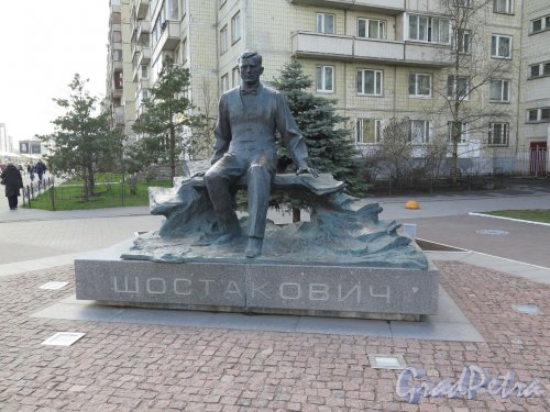 Памятник Д.Д. Шостаковичу на перекрестке пр. Энгельса (д. 150) и ул. Шостаковича. Общий вид. Фото апрель 2015 г.