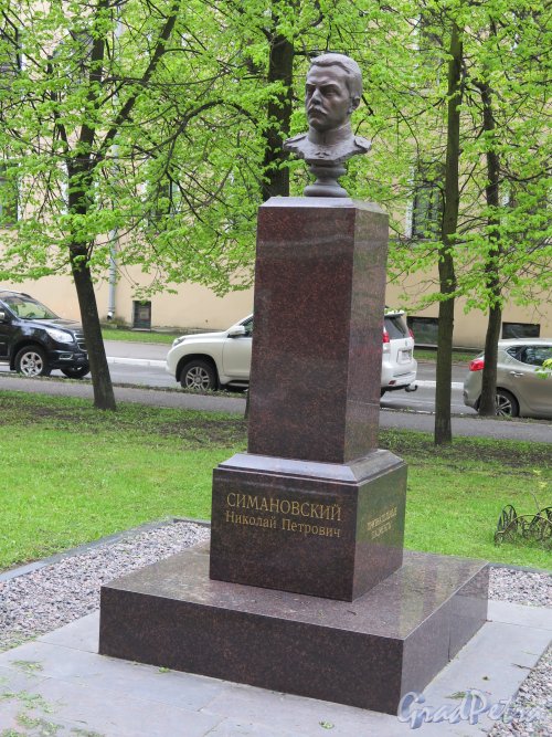 Памятник Н.П. Симановскому на территории ВМА (Клиническая ул. д. 5). ск. И.А. Сыроежкин. Вид спереди. фото май 2015 г.