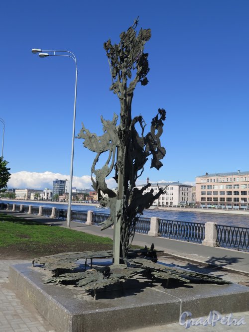 Памятник Альфреду Нобелю. Петроградская наб. у д. 26-28. Вид на памятник и Б. Невку. фото май 2015 г.  