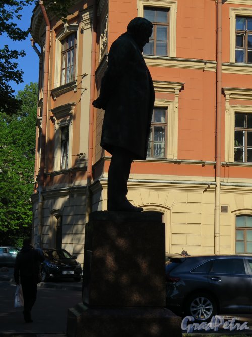 Памятник С.П. Боткину. Адрес: Боткинская ул., д. 6а, сквер. Вид сбоку (контражур). фото май 2015 г.