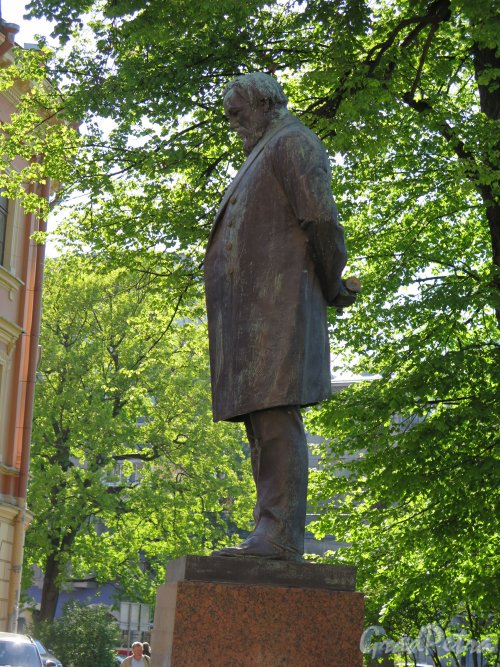 Памятник С.П. Боткину. Адрес: Боткинская ул., д. 6а, сквер. Вид сбоку. фото май 2015 г.