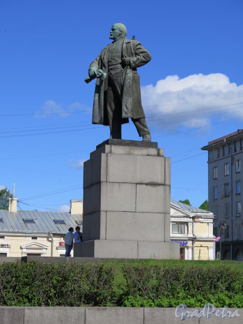 г. Выборг. Памятник В.И. Ленину на Красной площади, 1957. Вид сбоку. Фото июнь 2015 г
