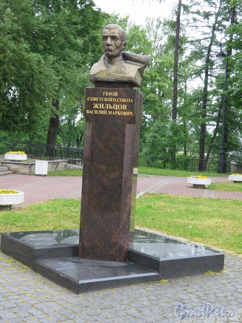 Памятник-бюст Василию Марковичу Жильцову, 2008. Адрес: Кронштадт, Красная ул., у д. 15. фото июнь 2015 г.  