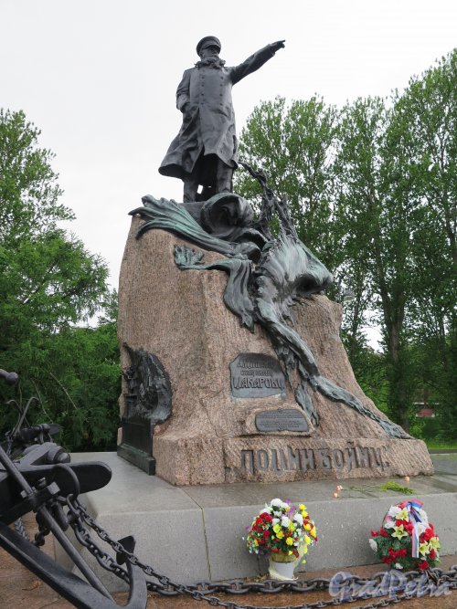 Памятник Адмиралу С.О. Макарову. ск. Л.В. Шервуд. 1913. Адрес: г. Кронштадт, Якорная пл. Общий вид с лицевой стороны. фото июнь 2015 г.
