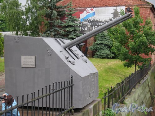 Памятный знак «Орудие имени И. Тамбасова», 1956. адрес: Кронштадт, Якорная пл. фото июнь 2015 г.