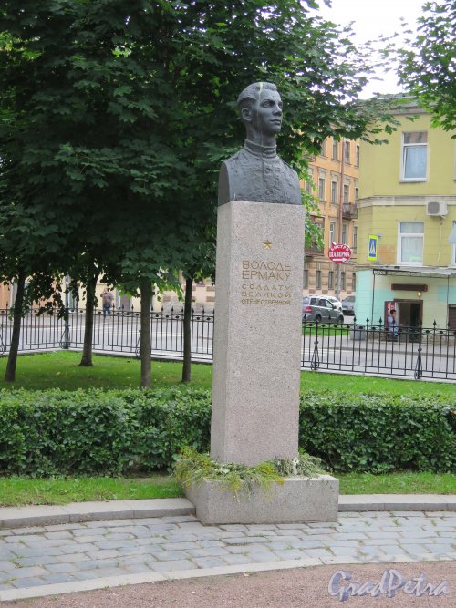 Памятник-бюст Володе Ермаку на пл. Кулибина, 1997, ск. В.И. Винниченко. Фото июнь 2015 г.