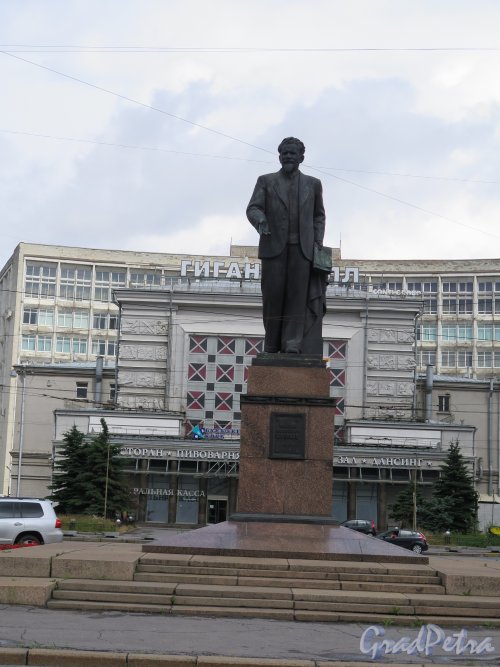 Памятник Калинину М.И. на пл. Калинина на фоне кинотеатра. Фото 2008 г