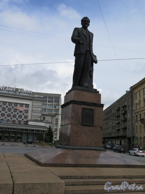 Памятник Калинину М.И. на площади Калинина. Анфас. Фото июль 2015 г