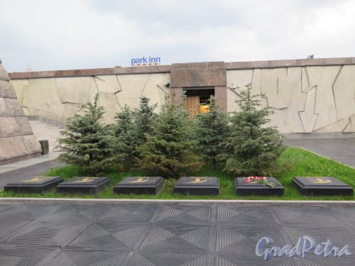 Монумент героическим защитникам Ленинграда. Площадка перед Памятным залом. фото июль 2015 г.