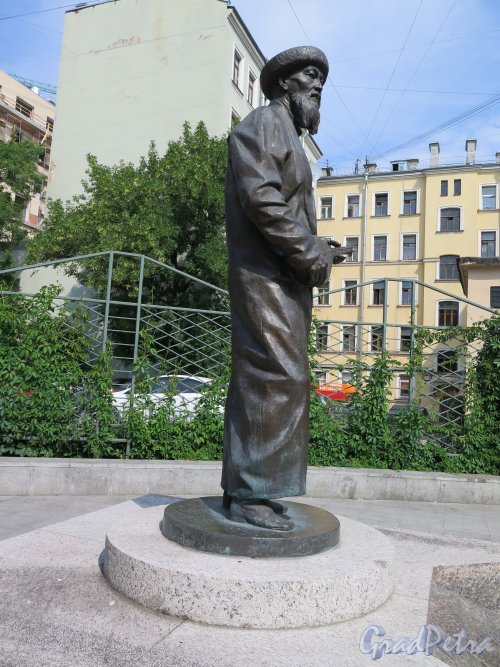 Памятник Джамбулу (наст. имя Жамбыл Жабаев). Сквер в пер. Джамбула. Статуя Джамбула. фото август 2015 г.