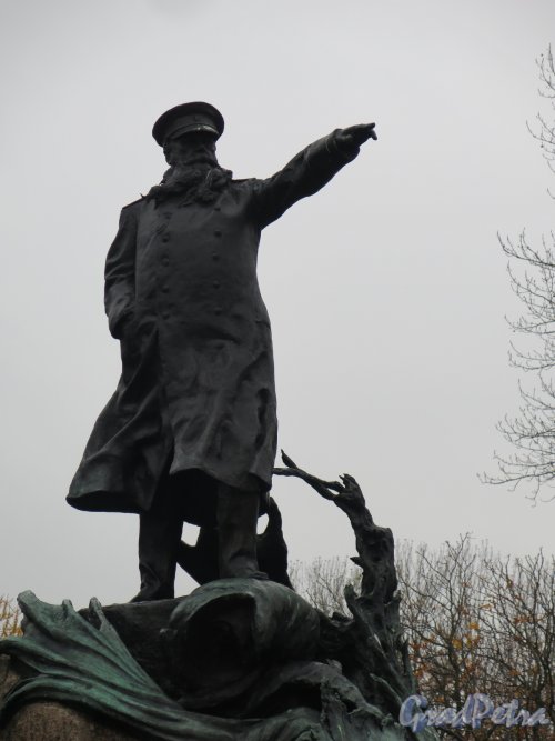 Памятник Адмиралу С.О. Макарову. ск. Л.В. Шервуд. 1913. Адрес: г. Кронштадт, Якорная пл. Фигура Макарова в контражуре. фото июнь 2015 г.
