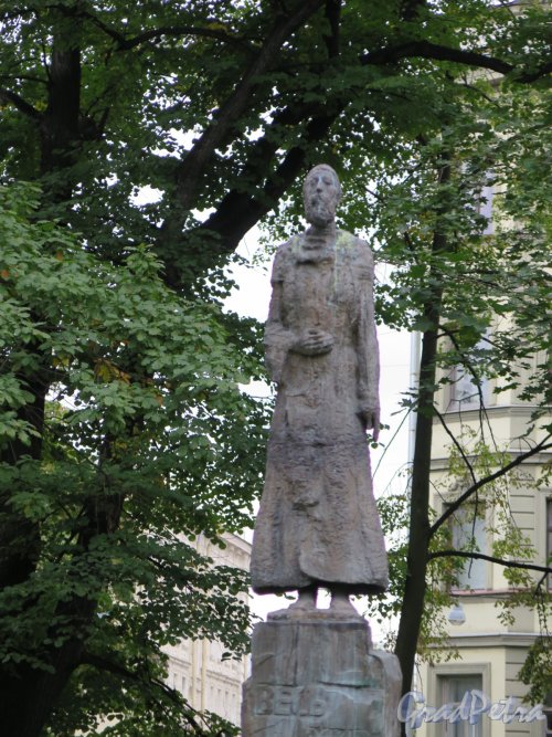 Памятник Коста Хетагурову в Саду Академии Художеств, 2009, Ск. В.Б. Соскиев. Фигура писателя. фото сентябрь 2016 г.