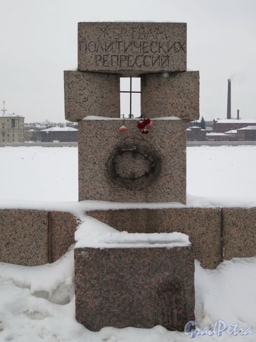 Памятник жертвам политических репрессий на Воскресенской наб. Центральный элемент композиции. фото февраль 2018 г.