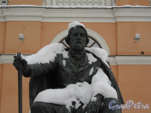 Памятник Ивану Сергеевичу Тургеневу зимой. Фигура писателя. фото февраль 2018 г.
