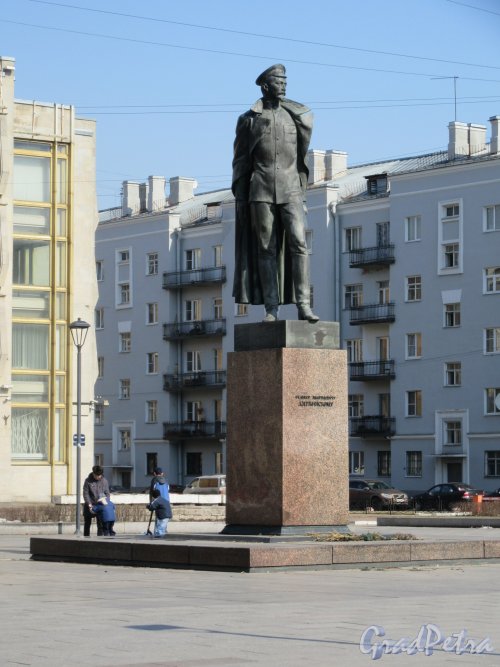 Памятник Ф.Э. Дзержинскому, 1981 Адрес: Шпалерная ул., д. 62 (сквер). Вид анфас. фото апрель 2018 г.
