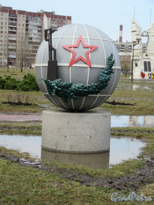 Памятный знак парку Воинской Славы в Парке Боевого Братства у перекрестка ул. Бадаева и Джона Рида, установлен в 2012 г. Центральная композиция. фото апрель 2018 г.