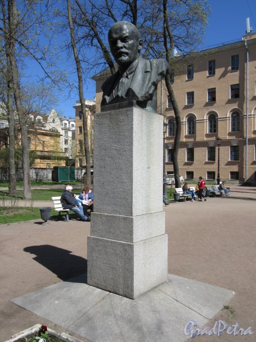 Памятник В.И. Ленину. В саду Александровского лицея. Общий вид. фото май 2018 г.