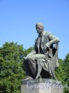Памятник А. С. Грибоедову, 1959. Фигура поэта. фото май 2018 г.