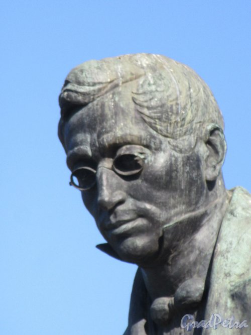 Памятник А. С. Грибоедову, 1959. Голова Грибоедова. фото май 2018 г.