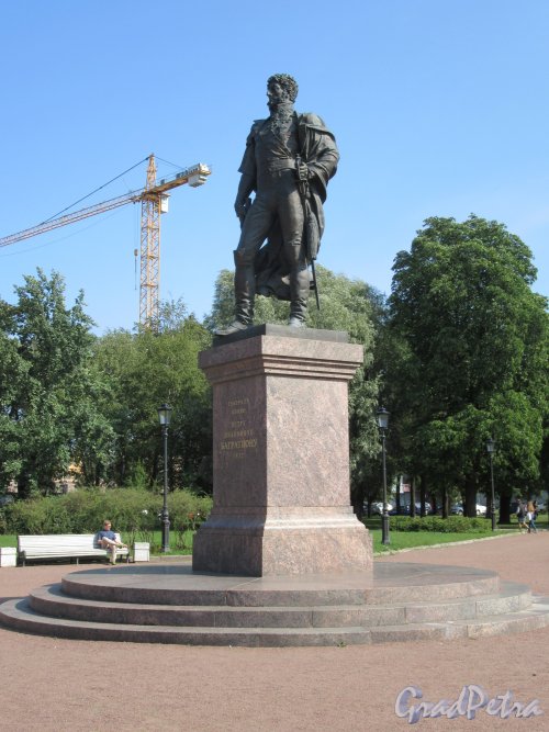 Памятник П. Багратиону, открыт в 2012 г., ск. Я. Нейман, М. Аннануров, арх. Г. Челбогашев. Общий вид анфас. фото август 2018 г.