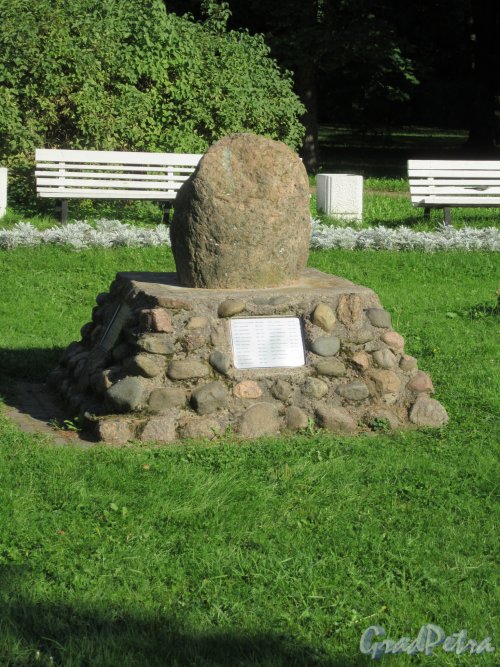 Памятник павшим финским воинам, открыт в 1993 г. у д. 13 по пр. Ленина (Зеленогорск). Общий вид. фото сентябрь 2018 г.